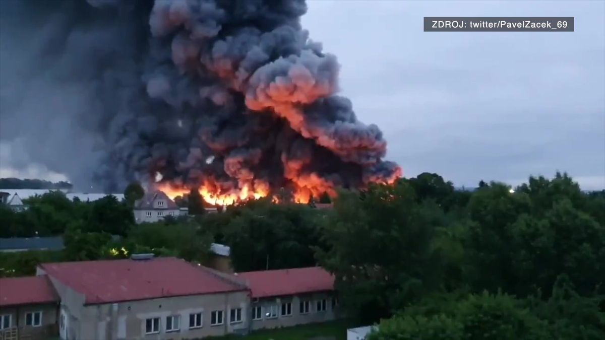 V pražských Letňanech hořela hala veletržního areálu, většina se zřítila
